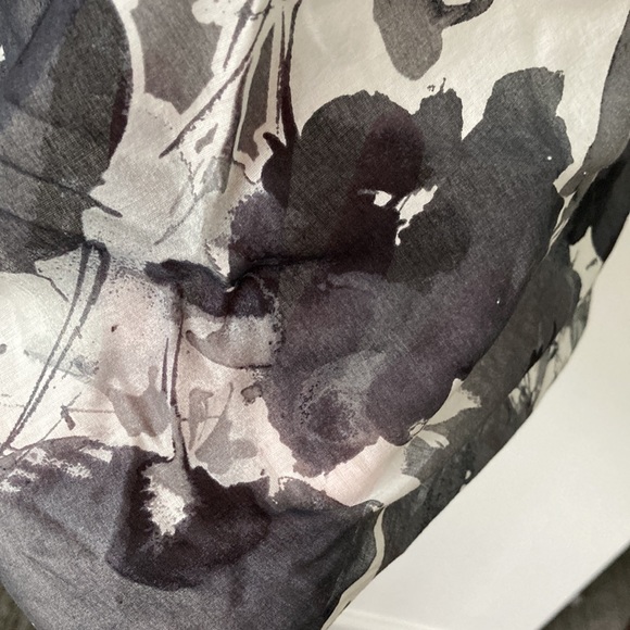 Express Black and White Splatter Floral Print Top - Picture 5 of 8